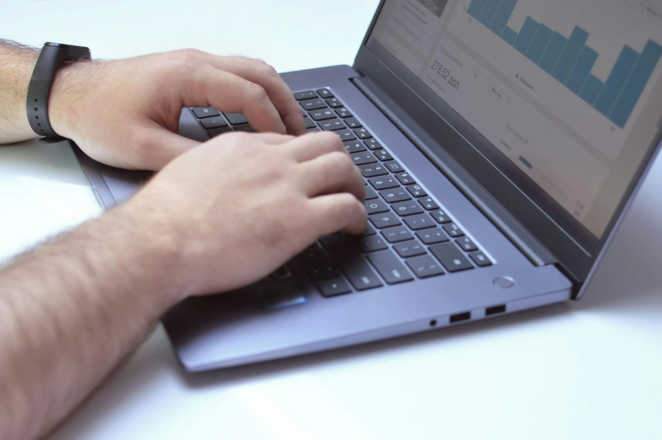 Pessoa a trabalhar num computador portátil